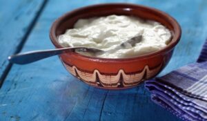 Exista o diferenta intre iaurt si lapte covasit?