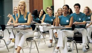 Cat castiga o stewardesa in functie de companie