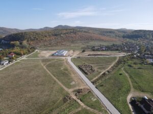 Bazin de înot și heliport pe islazul de la Goranu