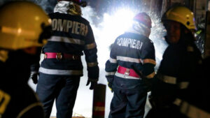 Zeci de locatari evacuați în urma unui incendiu izbucnit într-un imobil din Râmnicu Vâlcea